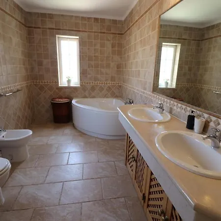 Вилла Vale Do Garrao Sleeps 8 With Pool Air Con And Wifi