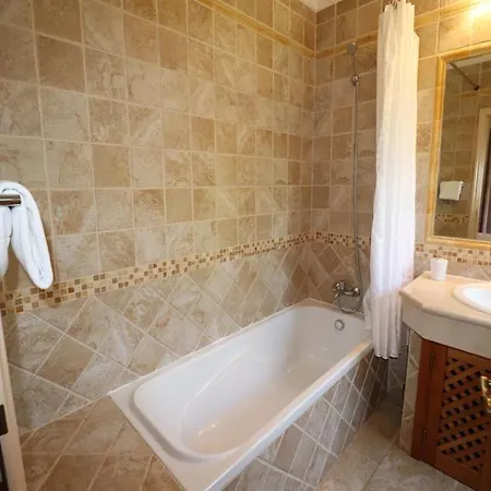 Vale Do Garrao Sleeps 8 With Pool Air Con And Wifi Villa Quinta do Lago