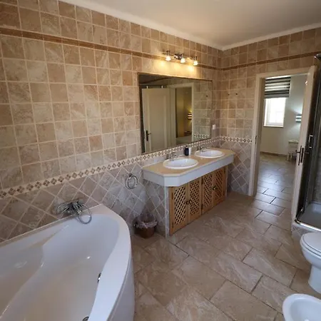 Villa Vale Do Garrao Sleeps 8 With Pool Air Con And Wifi